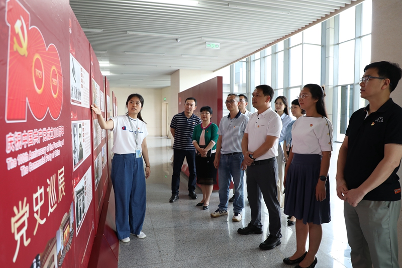 八大胜资产公司党史展览讲解员现场讲解党史历程.JPG