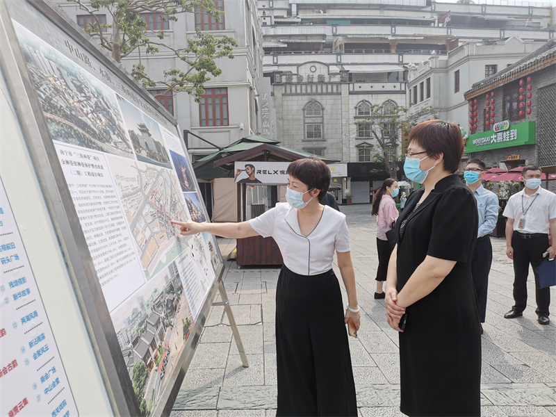 刘巧瑛总经理向张自英副市长介绍“老南宁·三街两巷”及中山路、水街一体化项目建设情况.jpg