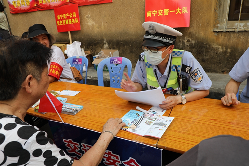 南宁交警支队一大队为小区居民讲解交通安全知识.JPG