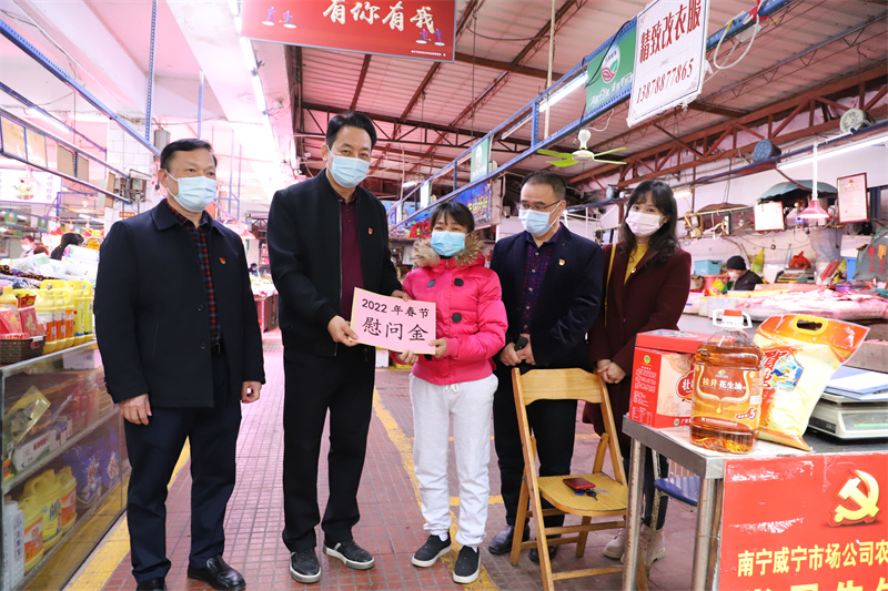 马超毅慰问八大胜市场公司困难职工黄晓波（拍摄：柒红）.JPG